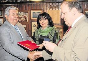 Franz Fink freute sich riesig über die Willy-Brandt-Medaille, die Gisela Birner und Rainer Fischer ihm überreichten