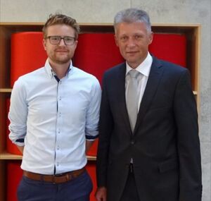 Von links: Philip Böckl und 1. BGM Lothar Müller